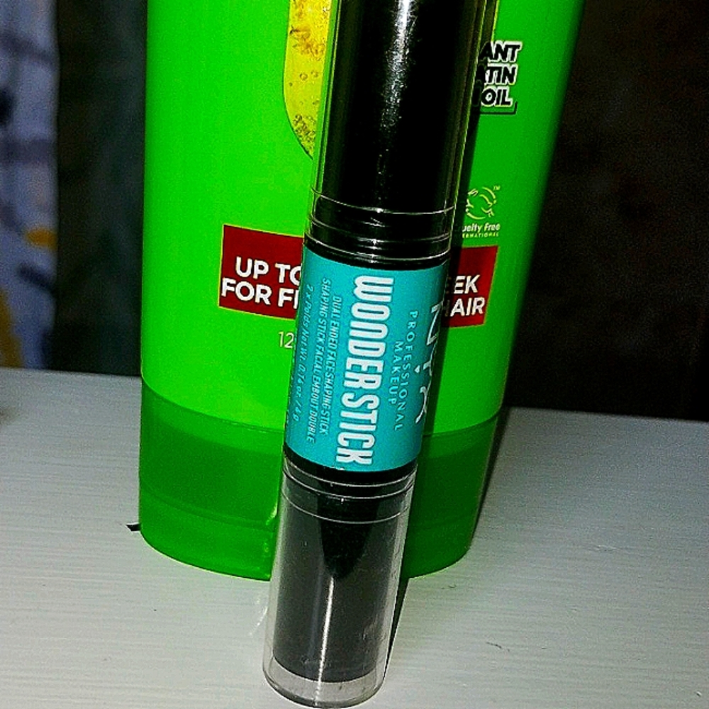 NYX wonderstick it's a light medium